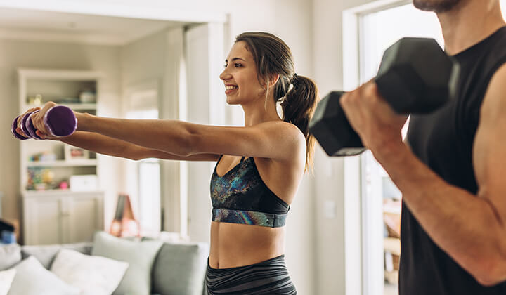 Pärchen macht gemeinsam Sport Moderater Sport nach Erkältung